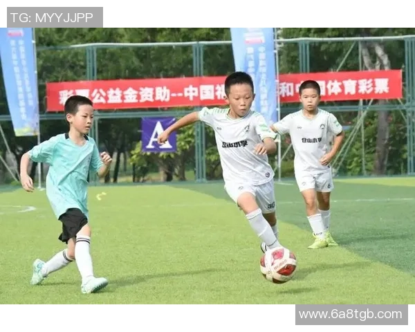 足球明星走进中国校园传授足球技艺点燃年轻梦想